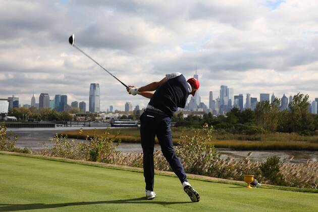 JERSEY CITY, NJ - SEPTEMBER 30: USA golfer Dustin Johnson tees off on the 14th hole with the New York city skyline in the background during the third round of the Presidents Cup at Liberty National Golf Club on September 30, 2017 in Jersey City, New Jersey. (Photo by Brian Spurlock Icon Sportswire) GOLF: SEP 30 PGA Golf Herren - The Presidents Cup - Third Round Icon170930248 EDITORIAL USE ONLY