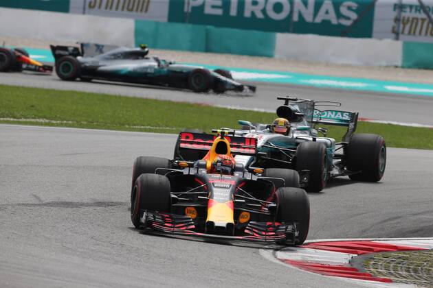 01.10.2017 - Race, Max Verstappen (NED) Red Bull Racing RB13 leads Lewis Hamilton (GBR) Mercedes AMG F1 W08 Malaysian Grand Prix, Sepang 28 September - 1 October 2017 01.10.2017 - Race, Max Verstappen (NED) Red Bull Racing RB13 leads Lewis Hamilton (GBR) Mercedes AMG F1 W08 