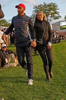JERSEY CITY, NJ - SEPTEMBER 30: USA golfer Dustin Johnson with his fiance Paulina Gretsky walk around the 18th green during the third round of the Presidents Cup at Liberty National Golf Club on September 30, 2017 in Jersey City, New Jersey. (Photo by Brian Spurlock Icon Sportswire) GOLF: SEP 30 PGA Golf Herren - The Presidents Cup - Third Round Icon170930347 EDITORIAL USE ONLY