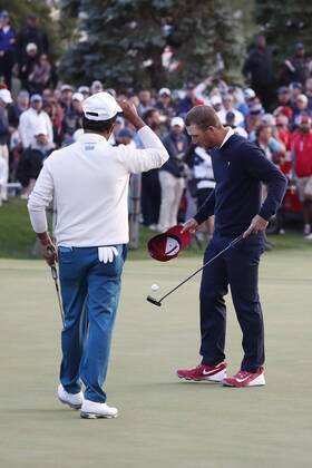 JERSEY CITY, NJ - SEPTEMBER 30: USA golfer Kevin Chappell concedes the putt and the match to International golfer Anirban Lahiri on the 18th hole during the third round of the Presidents Cup at Liberty National Golf Club on September 30, 2017 in Jersey City, New Jersey. (Photo by Brian Spurlock Icon Sportswire) GOLF: SEP 30 PGA Golf Herren - The Presidents Cup - Third Round Icon170930339 EDITORIAL USE ONLY