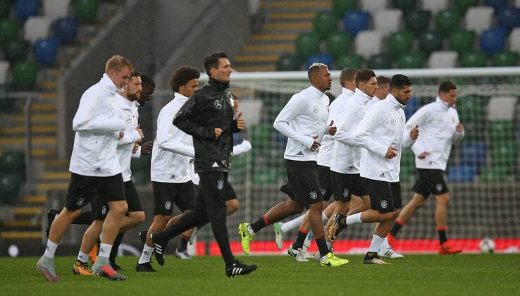 04.10.2017, Fussball Qualifikation Weltmeisterschaft 2018, Training der Deutschen Nationalmannschaft im Windsor Park Stadium Belfast. Laufeinheit