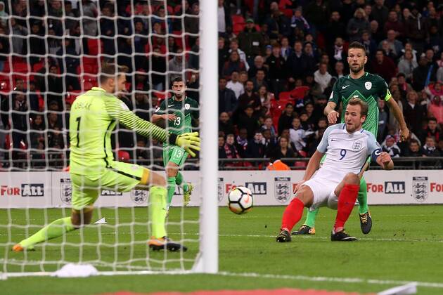 Bilder des Tages - SPORT England v Slovenia 2018 FIFA World Cup WM Weltmeisterschaft Fussball Qualifying Harry Kane of England scores his sides 1st goal during the 2018 FIFA World Cup Qualifying match at Wembley Stadium, London, UK. Content Not Available For UK Newspapers Copyright: xPaulxChestertonx FIL-10770-0014