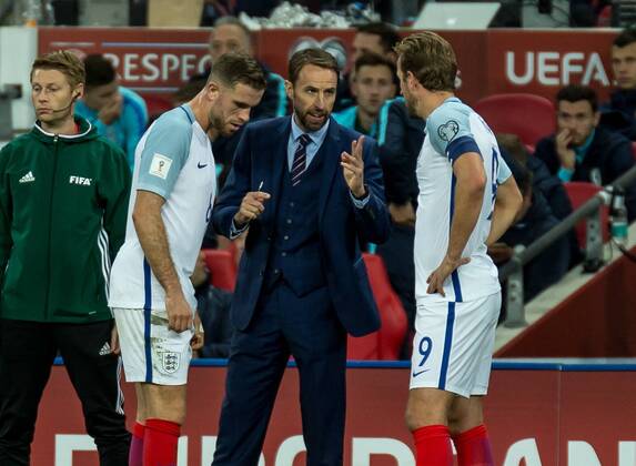 England v Slovenia 2018 FIFA World Cup WM Weltmeisterschaft Fussball Qualifying Gareth Southgate manager of England gives instructions to Jordan Henderson and Harry Kane of England during the 2018 FIFA World Cup Qualifying match at Wembley Stadium, London, UK Content Not Available For UK Newspapers Copyright: xLiamxMcAvoyx FIL-10771-0059