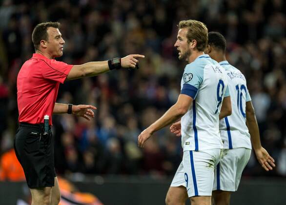 England v Slovenia 2018 FIFA World Cup WM Weltmeisterschaft Fussball Qualifying Referee Felix Zwayer (Germany) instructs Harry Kane of England to put the corner flag backduring the 2018 FIFA World Cup Qualifying match at Wembley Stadium, London, UK Content Not Available For UK Newspapers Copyright: xLiamxMcAvoyx FIL-10771-0076