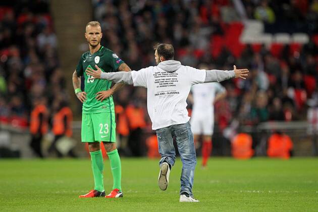 Bilder des Tages - SPORT England v Slovenia 2018 FIFA World Cup WM Weltmeisterschaft Fussball Qualifying The match was halted by a pitch invader from the England section during the 2018 FIFA World Cup Qualifying match at Wembley Stadium, London, UK. Content Not Available For UK Newspapers Copyright: xPaulxChestertonx FIL-10770-0073