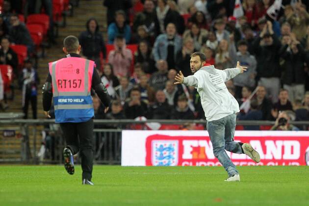 England v Slovenia 2018 FIFA World Cup WM Weltmeisterschaft Fussball Qualifying The match was halted by a pitch invader from the England section during the 2018 FIFA World Cup Qualifying match at Wembley Stadium, London, UK. Content Not Available For UK Newspapers Copyright: xPaulxChestertonx FIL-10770-0076