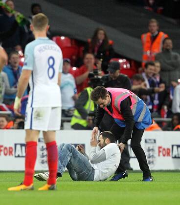 England v Slovenia 2018 FIFA World Cup WM Weltmeisterschaft Fussball Qualifying The match was halted by a pitch invader from the England section during the 2018 FIFA World Cup Qualifying match at Wembley Stadium, London, UK. Content Not Available For UK Newspapers Copyright: xPaulxChestertonx FIL-10770-0078