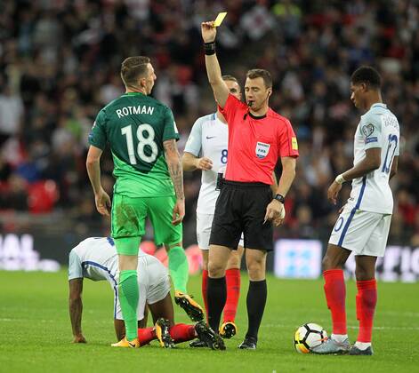 Bilder des Tages - SPORT England v Slovenia 2018 FIFA World Cup WM Weltmeisterschaft Fussball Qualifying Valter Birsa of Slovenia gets a yellow card from Referee Felix Zwayer for his foul on Raheem Sterling of England during the 2018 FIFA World Cup Qualifying match at Wembley Stadium, London, UK. Content Not Available For UK Newspapers Copyright: xPaulxChestertonx FIL-10770-0095