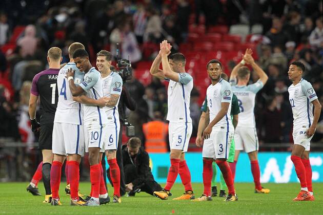 England v Slovenia 2018 FIFA World Cup WM Weltmeisterschaft Fussball Qualifying The England players celebrate victory at the end of the 2018 FIFA World Cup Qualifying match at Wembley Stadium, London, UK. Content Not Available For UK Newspapers Copyright: xPaulxChestertonx FIL-10770-0125