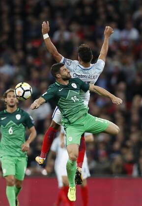 Bilder des Tages - SPORT (171006) -- LONDON, Oct. 6, 2017 -- Alex Oxlade-Chamberlain (R) of England vies with Bojan Jokic (C) of Slovenia during the FIFA World Cup WM Weltmeisterschaft Fussball 2018 European Qualifier Group E match between England and Slovenia at Wembley Stadium, in London, Britain on Oct. 5, 2017. England won 1-0. ) (SP)BRITAIN-LONDON-FOOTBALL-WORLD CUP QUALIFIER-ENGLAND VS SLOVENIA HanxYan 