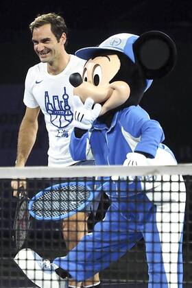 SHANGHAI, CHINA - OCTOBER 07: Roger Federer of Switzerland attends a friendly tennis match with Disney characters Mickey mouse and Goofy ahead of the 2017 Shanghai Rolex Masters on October 7, 2017 in Shanghai, China.  Copyright: xVCGx CFP111129334279 