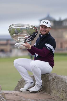 Themen der Woche - SPORT Bilder des Tages - SPORT 8th October 2017, Old Course, St Andrews, Scotland; Alfred Dunhill Links Championship, final round; England& x2019;s Tyrrell Hatton with the Alfred Dunhill Kinks trophy after his -24 carded win on the Old Course, St Andrews  ActionPlus11939300