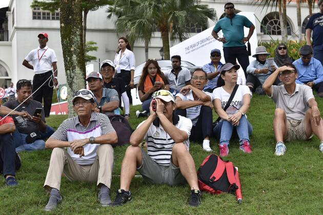 October 12, 2017 - Kuala Lumpur, Malaysia - Spectators pictured during the first round of the CIMB Classic 2017 golf tournament on October 12, 2017 at TPC Kuala Lumpur, Malaysia. 2017 CIMB Classic - Day 1  - ZUMAn230 20171012_zaa_n230_033 Copyright: xChrisxJungx