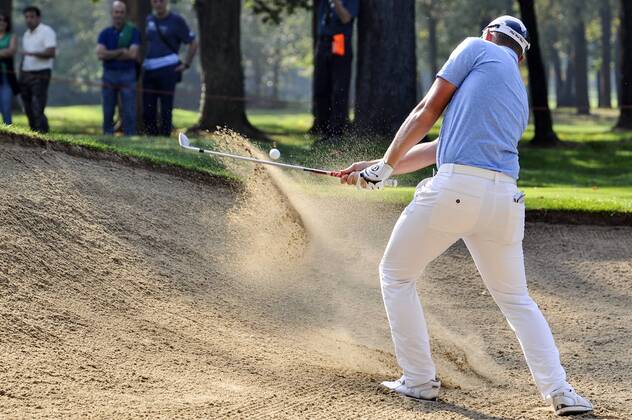 Bilder des Tages - SPORT 15th October 2017, Golf Club Milano, Monza, Italy; Matt Wallace of England plays from the bunker during the Italian Open Golf final round; Wallace come home in 4th place  ActionPlus11940848
