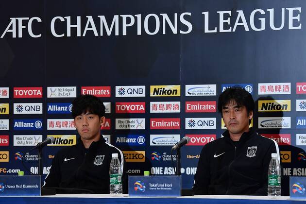 Wataru Endo, left, and head coach Takafumi Hori of Japan s Urawa Red Diamonds attend a press conference PK Pressekonferenz ahead of the second semifinal match against China s Shanghai SIPG during the 2017 AFC Champions League in Urawa, Saitama, Japan, 17 October 2017. Urawa Red Diamonds gears up for second semifinal of 2017 AFC Champions League  20171017_28742
