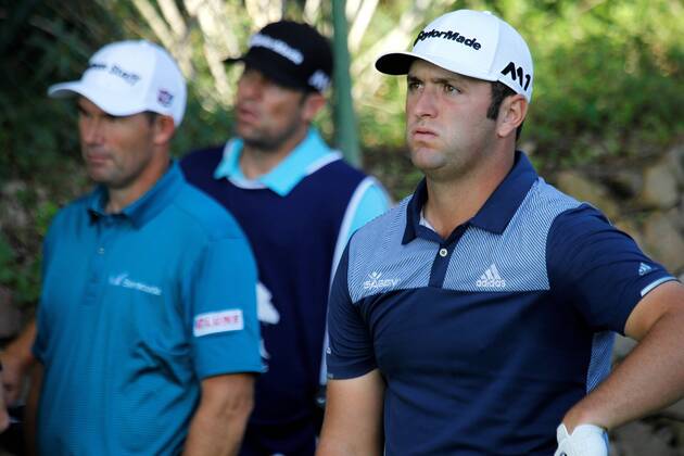 Spanish Jon Rahm (R) reacts after teeing off at hole 18 during the second day of the Andalucia Valderrama Masters-Foundation Sergio Garcia at Valderrama Royal Club in Sotogrande, San Roque, Cadiz, southern Spain, 20 October 2017. Andalucia Valderrama Masters golf !ACHTUNG: NUR REDAKTIONELLE NUTZUNG!  Copyright: xA.CarrascoxRagelx GRAF2714 20171020-636441065434801048