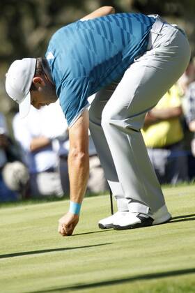 Sergio Garcia of Spain cleans 7th hole during the second day of the Andalucia Valderrama Masters golf tournament at Valderrama Royal Club in Sotogrande, San Roque, southern Spain, 20 October 2017. GOLF ANDALUCIA VALDERRAMA MASTERS !ACHTUNG: NUR REDAKTIONELLE NUTZUNG!  Copyright: xA.CarrascoxRagelx GRA027 20171020-636441202780809457
