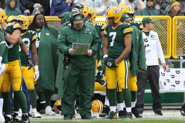 GREEN BAY, WI - OCTOBER 22: Green Bay Packers head coach Mike McCarthy and Green Bay Packers quarterback Brett Hundley (7) look at a play chart during a game between the Green Bay Packers and the New Orleans Saints on October 22, 2017 at Lambeau Field in Green Bay, WI. (Photo by Larry Radloff Icon Sportswire) NFL American Football Herren USA OCT 22 Saints at Packers Icon1710222196 EDITORIAL USE ONLY