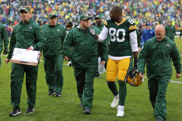 GREEN BAY, WI - OCTOBER 22: Green Bay Packers head coach Mike McCarthy talks with Green Bay Packers tight end Martellus Bennett (80) on the way to the locker room during a game between the Green Bay Packers and the New Orleans Saints on October 22, 2017 at Lambeau Field in Green Bay, WI. (Photo by Larry Radloff Icon Sportswire) NFL American Football Herren USA OCT 22 Saints at Packers Icon1710221662 EDITORIAL USE ONLY