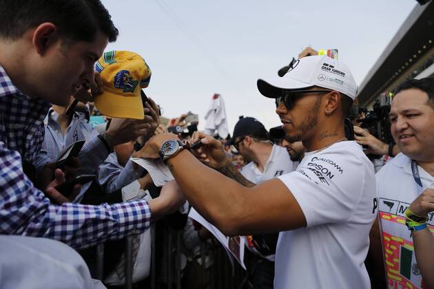 British driver Lewis Hamilton (R) signs autographs prior to Mexico s Formula One Grand Prix, that will be celebrated next Sunday, at the Hermanos Rodriguez Racetrack in Mexico City, Mexico, 26 October 2017. Mexico s Grand Prix !ACHTUNG: NUR REDAKTIONELLE NUTZUNG!  Copyright: xJosexMendezx CMX039 20171027-636446675585829508