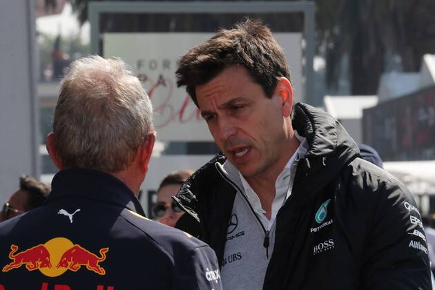 28.10.2017 - Free Practice 3, Helmut Marko (AUT), Red Bull Racing, Red Bull Advisor and Toto Wolff (GER) Mercedes AMG F1 Shareholder and Executive Director Mexican Grand Prix, Mexico City 26 - 29 October 2017 28.10.2017 - Free Practice 3, Helmut Marko (AUT), Red Bull Racing, Red Bull Advisor and Toto Wolff (GER) Mercedes AMG F1 Shareholder and Executive Director 