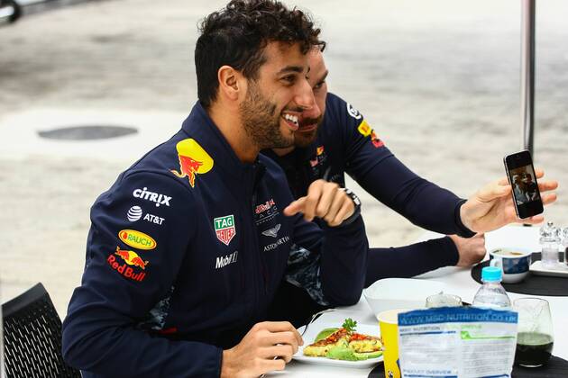 Dia de treino classificatório para GP F1 SÃO PAULO, SP - 11.11.2017: DIA DE TREINO CLASSIFICATÓRIO PARA GP F1 - In the photo the pilot, Calos Sainz, from the Red Bull Racing team, arrives at the Interlagos racetrack. Classifying training day on Saturday (11), for the Brazilian Formula 1 Grand Prix, which will take place on Sunday (12) at the José Carlos Pace racetrack in Interlagos. (Photo: Aloisio Mauricio Fotoarena) x1424869x  AloisioxMauricio