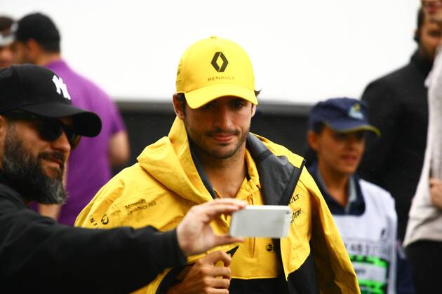 Dia de treino classificatório para GP F1 SÃO PAULO, SP - 11.11.2017: DIA DE TREINO CLASSIFICATÓRIO PARA GP F1 - In the photo the pilot, Calos Sainz arrives at the Autodromo de Interlagos. Classifying training day on Saturday (11), for the Brazilian Formula 1 Grand Prix, which will take place on Sunday (12) at the José Carlos Pace racetrack in Interlagos. (Photo: Aloisio Mauricio Fotoarena) x1424871x  AloisioxMauricio