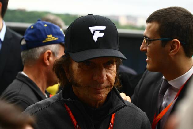 Dia de treino classificatório para GP F1 SÃO PAULO, SP - 11.11.2017: DIA DE TREINO CLASSIFICATÓRIO PARA GP F1 - In the photo the former pilot, Emerson FittipaldiI, arrives at the Interlagos racetrack and attends the fans. Classifying training day on Saturday (11), for the Brazilian Formula 1 Grand Prix, which will take place on Sunday (12) at the José Carlos Pace racetrack in Interlagos. (Photo: Aloisio Mauricio Fotoarena) x1424892x  AloisioxMauricio
