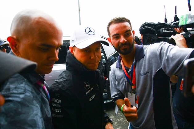 Dia de treino classificatório para GP F1 SÃO PAULO, SP - 11.11.2017: DIA DE TREINO CLASSIFICATÓRIO PARA GP F1 - In the photo the pilot, Valtteri Bottas, from MERCEDES-BENZ arrives at the Autodromo de Interlagos. Classifying training day on Saturday (11), for the Brazilian Formula 1 Grand Prix, which will take place on Sunday (12) at the José Carlos Pace racetrack in Interlagos. (Photo: Aloisio Mauricio Fotoarena) x1424903x  AloisioxMauricio