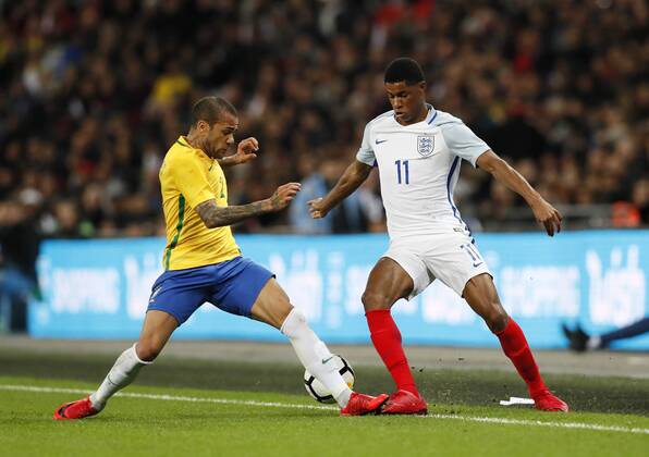 England s Marcus Rashford tussles with Brazil s Dani Alves during the International Friendly Länderspiel match at Wembley Stadium, London . Picture date: 14th November 2017. Picture credit should read: David Klein Sportimage EDITORIAL USE ONLY. No use with unauthorised audio, video, data, fixture lists, club league logos or live services. Online in-match use limited to 120 images, no video emulation. No use in betting, games or single club league player publications.