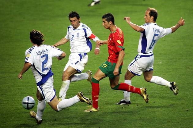 lisbon 04 07 2004 stadium da luz finale euro 2004 euro2004 ek portugal portugal greece 0 1 cristiano ronaldo enters greek trap with seitaridis 2 zagorakis 7 and basinas 6 portugal greece