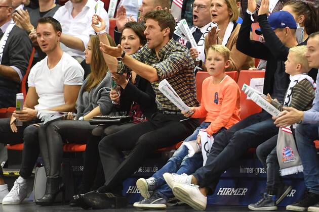 Thomas MUELLER MÜLLER Bayern Muenchen with wife Lisa Arjen ROBBEN Bayern Muenchen with his sons Basketball 1 Bundesliga Bayern Muenchen Brose Bamberg am 19 11 2017 A U D I D O M E
