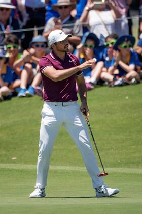SYDNEY, AUSTRALIA - NOVEMBER 23: Jason Day (AUS) thanks the big crowd at Round 1 of the 102nd Australian Open Golf Championship on November 23, 2017 at The Australian Golf Club in Sydney, Australia. (Photo by Steven Markham Icon Sportswire) GOLF: NOV 23 The Emirates Australian Open Golf Championship - First Round Icon1711230385 EDITORIAL USE ONLY