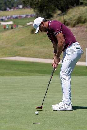 SYDNEY, AUSTRALIA - NOVEMBER 23: Jason Day (AUS) putts at Round 1 of the 102nd Australian Open Golf Championship on November 23, 2017 at The Australian Golf Club in Sydney, Australia. (Photo by Steven Markham Icon Sportswire) GOLF: NOV 23 The Emirates Australian Open Golf Championship - First Round Icon1711230490 EDITORIAL USE ONLY