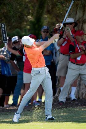 SYDNEY, AUSTRALIA - NOVEMBER 23: Jordan Spieth (USA) takes his approach shot at Round 1 of the 102nd Australian Open Golf Championship on November 23, 2017 at The Australian Golf Club in Sydney, Australia. (Photo by Steven Markham Icon Sportswire) GOLF: NOV 23 The Emirates Australian Open Golf Championship - First Round Icon1711230702 EDITORIAL USE ONLY