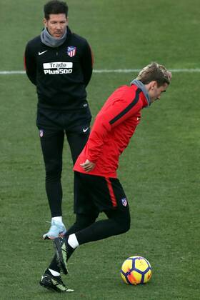 Atletico Madrid s Argentinian head coach, Diego Pablo Simeone (L), and French striker Antoine Griezmann, during a team s training session held in Madrid, Spain, 24 November 2017. Atletico Madrid will face Levante in a Spanish Primera Division soccer match the upcoming 25 November. Training session !ACHTUNG: NUR REDAKTIONELLE NUTZUNG!  Copyright: xKikoxHuescax GRAF465 20171124-636471446848298699