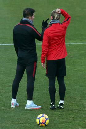 Atletico Madrid s Argentinian head coach, Diego Pablo Simeone (L), and French striker Antoine Griezmann, during a team s training session held in Madrid, Spain, 24 November 2017. Atletico Madrid will face Levante in a Spanish Primera Division soccer match the upcoming 25 November. Training session !ACHTUNG: NUR REDAKTIONELLE NUTZUNG!  Copyright: xKikoxHuescax GRAF467 20171124-636471446890572260