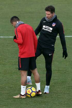 Atletico Madrid s Argentinian head coach, Diego Pablo Simeone (R), and countryman and striker Angel Correa, during a team s training session held in Madrid, Spain, 24 November 2017. Atletico Madrid will face Levante in a Spanish Primera Division soccer match the upcoming 25 November. Training session !ACHTUNG: NUR REDAKTIONELLE NUTZUNG!  Copyright: xKikoxHuescax GRAF470 20171124-636471448934231561