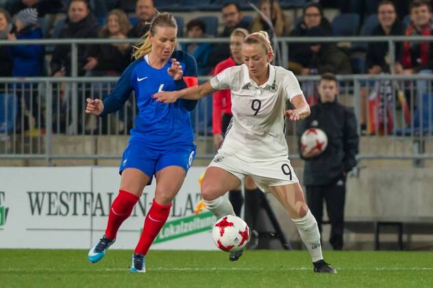 v li Amandine Henry France 6 duel duel with Mandy Islacker Germany 9 Football Women International Germany France xobx