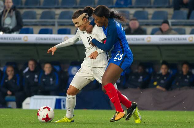 v li Dzsenifer Marozsan Germany 10 in duel duel with duel with Grace Geyoro France 23 Football Women International Germany France xobx