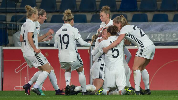 The players of Germany with Torjubel cheers joy over the gate to the 1 0 goal celebration Football Women International match Germany France xobx