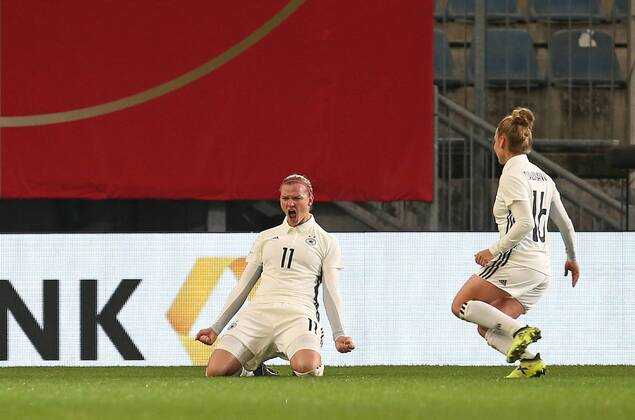 24 11 2017 Soccer Women Internationals Deutschland France in the SchücoArena Bielefeld Jubel vl Goal Scorer Alexandra Popp Germany and Linda Dallmann Germany to Go to 1 0