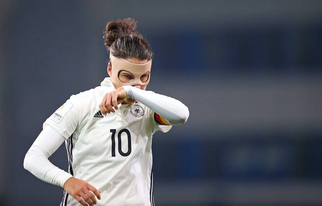 24 11 2017 Football Women International Germany France in the Schüco Arena Bielefeld Dzsenifer Marozsan Germany with mask