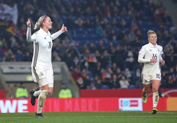 24 11 2017 Soccer Women Internationals Deutschland France in the SchücoArena Bielefeld Jubel vl Goal Scorer Alexandra Popp Germany and Linda Dallmann Germany to Go to 3 0