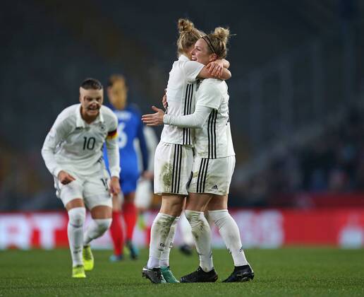 24 11 2017 Football International Team Germany France in SchücoArena Bielefeld Jubel v 1 Dzsenifer Marozsan Germany Leonie Maier Germany and Goal Scorer Svenja Huth Germany to Go to 4 0