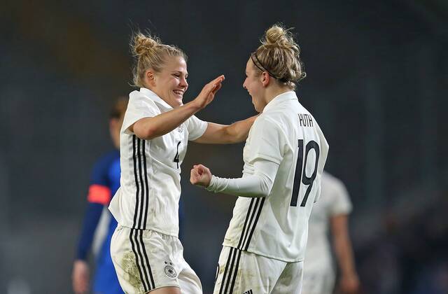 24 11 2017 Soccer Women International Team Germany France in the SchücoArena Bielefeld Jubel v Leonie Maier Germany and Goal Scorer Svenja Huth Germany to Go to 4 0