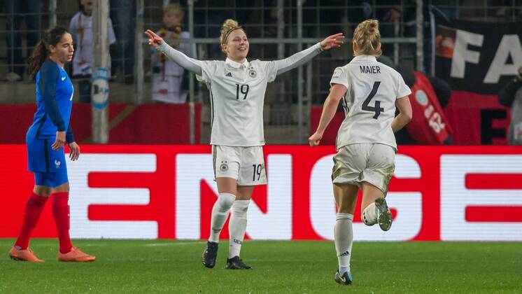 goalkeeper Svenja Huth Germany 19 with goal cheering Jubel Joy about the goal to 4 0 goal celebration Leonie Maier Germany 4 Football Women International Germany France xobx