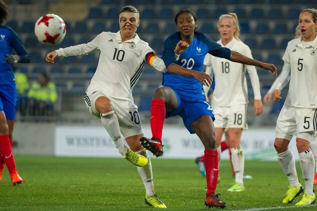 v li Dzsenifer Marozsan Germany 10 in duel duel with duel with Kadidiatou Diani France 20 Football Women International Germany France xobx
