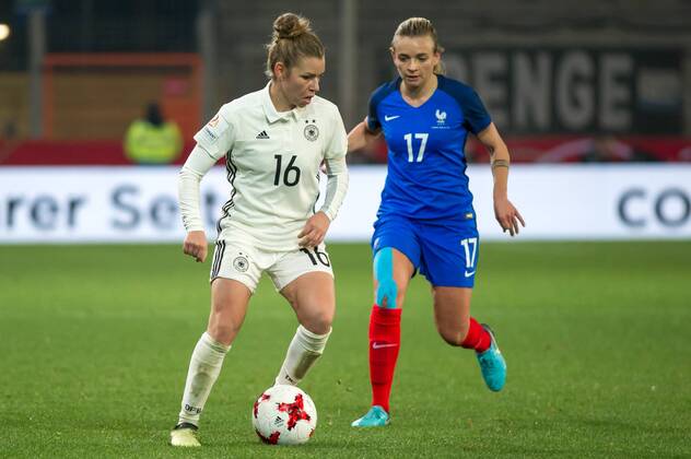 Linda Dallmann Germany 16 in duel duel with duel with Marion Torrent France 17 Football Women International Germany France xobx