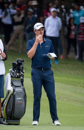 November 25, 2017 - Hong Kong, Hong Kong SAR, CHINA - HONG KONG SAR,CHINA: November 25,2017. Day 3 of the UBS Hong Kong Open Golf at Hong Kong Golf Club Fanling. Englands Justin Rose remains 5 under par 5 points behind the leader. Rose on the 18th fairway Day 3 of the UBS Hong Kong Open Golf - ZUMAr144 20171125_zap_r144_001 Copyright: xJaynexRussellx